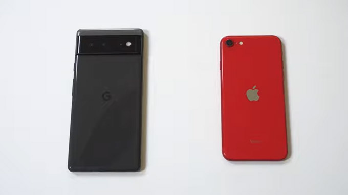 Google Pixel 6 có kích thước tương đối khổng lồ so với iPhone SE 2022