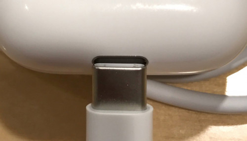 Sốc: Xuất hiện chiếc AirPods với cổng sạc USB-C độc nhất vô nhị trên thế giới