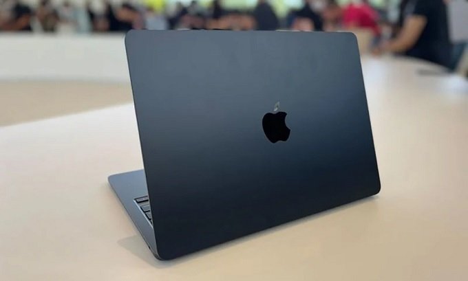 hiệu suất hoạt động trên MacBook Pro M2 2022 đã nhanh hơn nhiều so với người tiền nhiệm năm 2020.