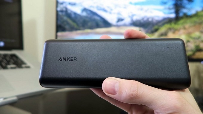 Pin dự phòng Anker PowerCore 15.600 mAh có thiết kế khá nhỏ gọn, dễ dàng cầm nắm