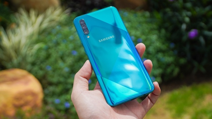 Thiết kế điện thoại Samsung Galaxy A50 sang trọng, bóng bẩy