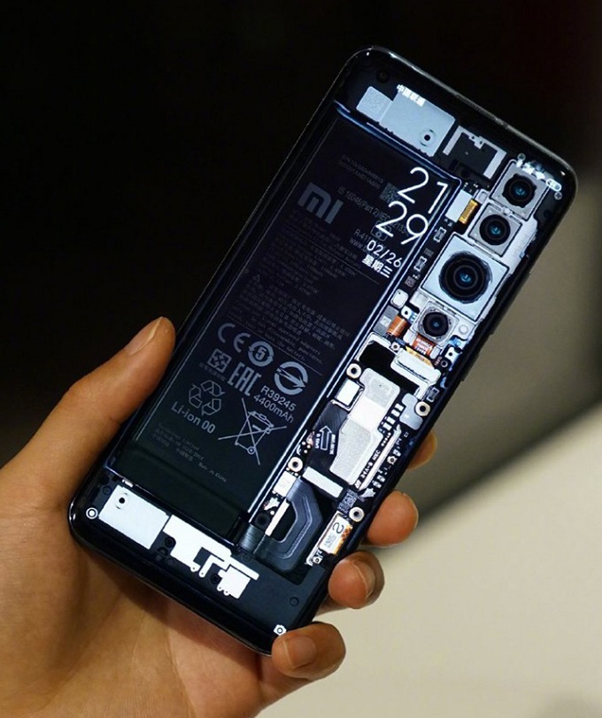 Xiaomi Mi 10 với mặt lưng trong suốt khiến chiếc điện thoại trở nên đầy ấn tượng. Hỗ trợ các tính năng cao cấp như hồng ngoại, 5G và khả năng sạc siêu nhanh, chiếc điện thoại này sẽ đem đến cho bạn một trải nghiệm tuyệt vời. Xem hình liên quan và cùng khám phá điện thoại Xiaomi Mi 10 nhé.