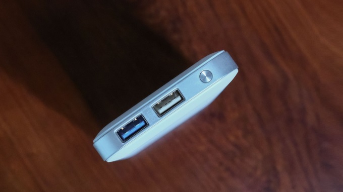 Hai cổng sạc USB ở cạnh bên giúp sạc cùng lúc nhiều thiết bị