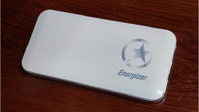 Thiết kế pin dự phòng siêu nhân Energizer 10000mAh UE10030MP trang nhã