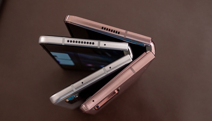 Galaxy Z Flip3 5G có thiết kế gập dạng vỏ sò đóng hai nửa màn hình lại với nhau nên có kích thước cực kỳ nhỏ gọn.