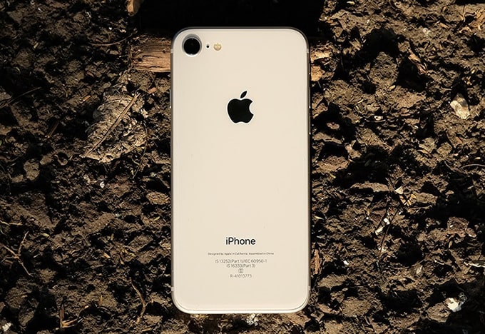 Kể từ iPhone 8 trở về sau, Apple đã sử dụng chất liệu kính cho model của mình