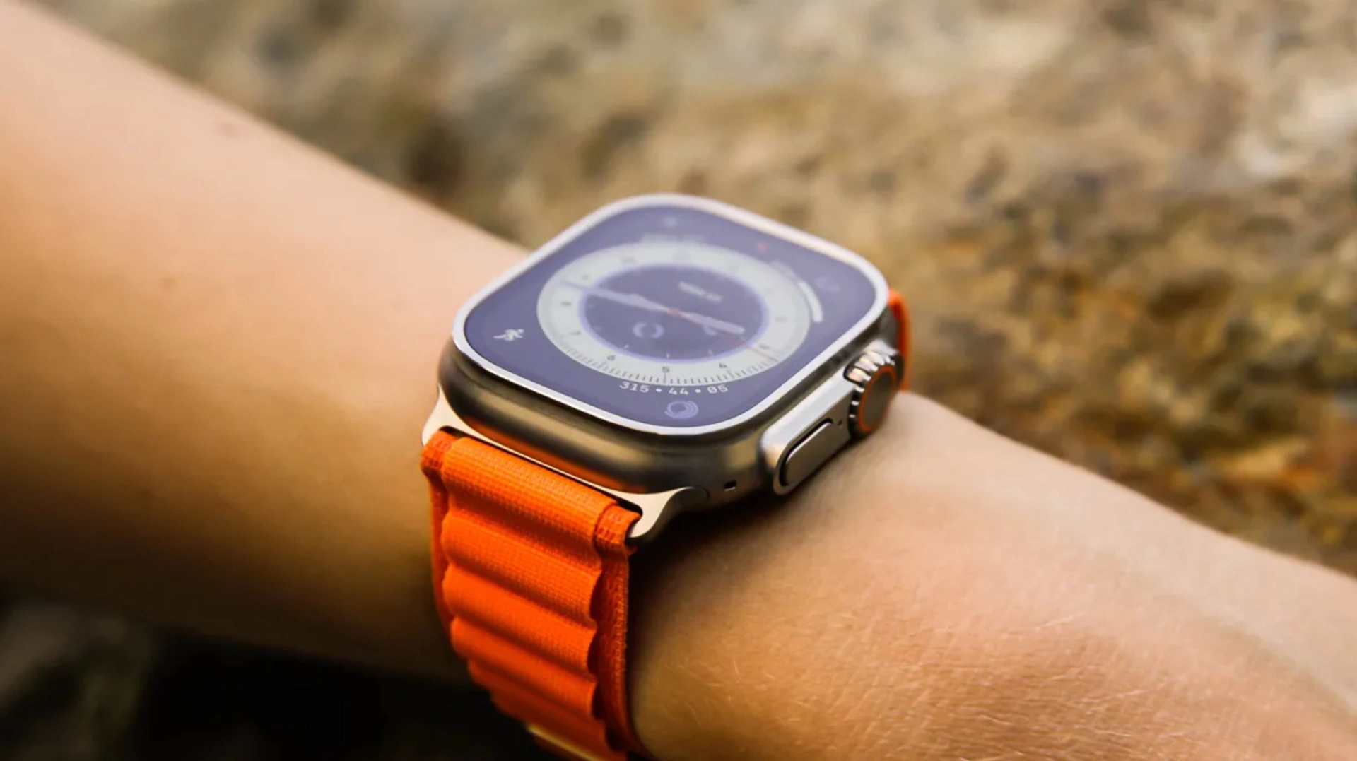Màn hình và nút Digital Crown của Apple Watch Ultra