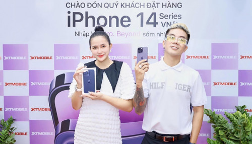 Ca, nhạc sĩ Khánh Đơn và bà xã Huỳnh Như sắm cặp iPhone 14 Pro Max Tím tại XTmobile