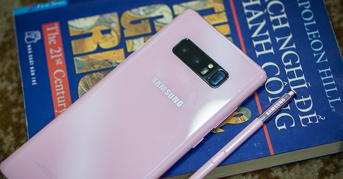 Bút S-Pen trên Galaxy Note 8 màu hồng càng tăng thêm vẻ quyến rũ