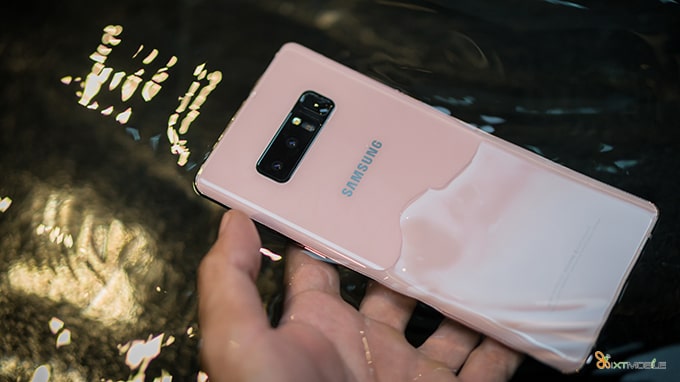 Galaxy Note 8 màu hồng lấp lánh dưới ánh đèn vàng