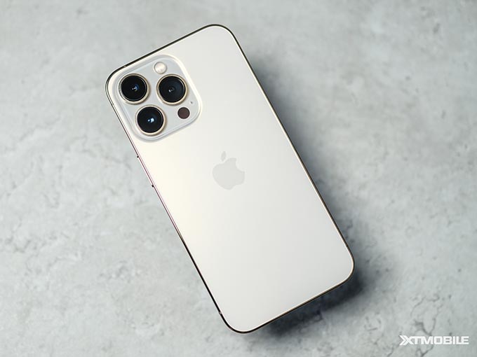 Phone 13 Pro và iPhone 12 Pro Max đều toát lên sự sang trọng