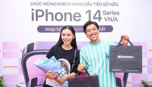 Diễn viên Quang Sơn và bạn gái Lê Thu Trang rạng rỡ đi mua iPhone 14 Pro Max tại XTmobile