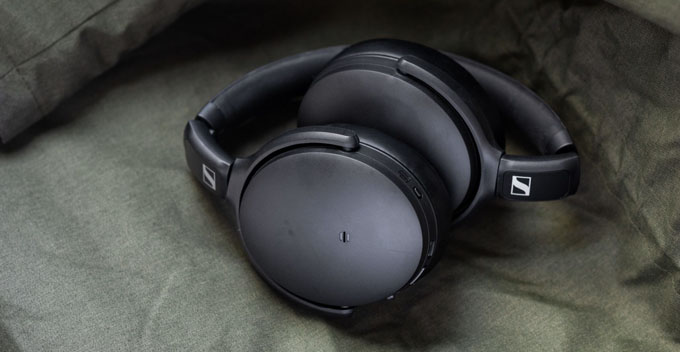 Thiết kế gập lại của tai nghe chụp tai Bluetooth Sennheiser HD 350BT