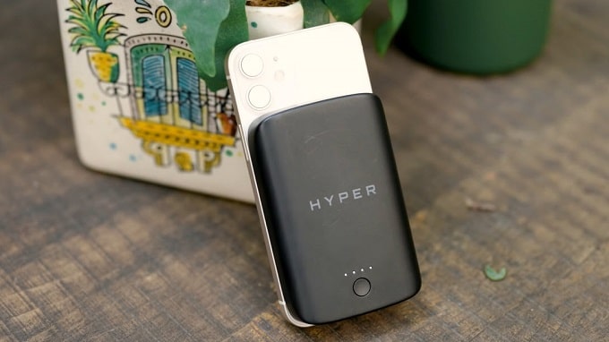 pin sạc HyperJuice Magnectic Wireless 5000 mAh các góc cạnh cạnh được bo cong nhiều tạo cảm giác ôm tay tốt hơn khi gắn vào mặt lưng điện thoại.