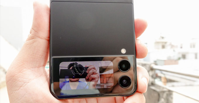 Quay phim điện ảnh trên Galaxy Z Flip 3 nhờ tự động đóng khung