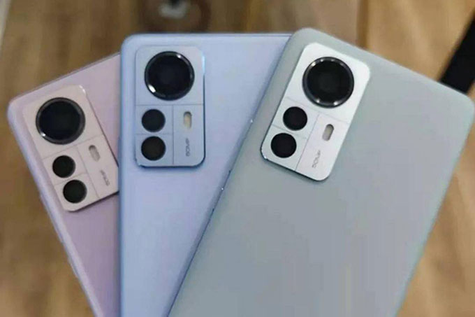 Xiaomi 12 Pro sao sánh với iPhone 13 Pro  về mặt thiết kế pin