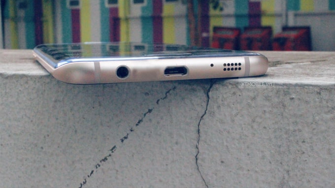Cạnh dưới Galaxy S7 Edge cũ xách tay Mỹ