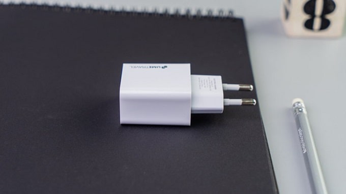 Vỏ củ sạc USB 2.1A Umetravel A1 chính hãng được cấu tạo từ chất liệu nhựa bền chắc