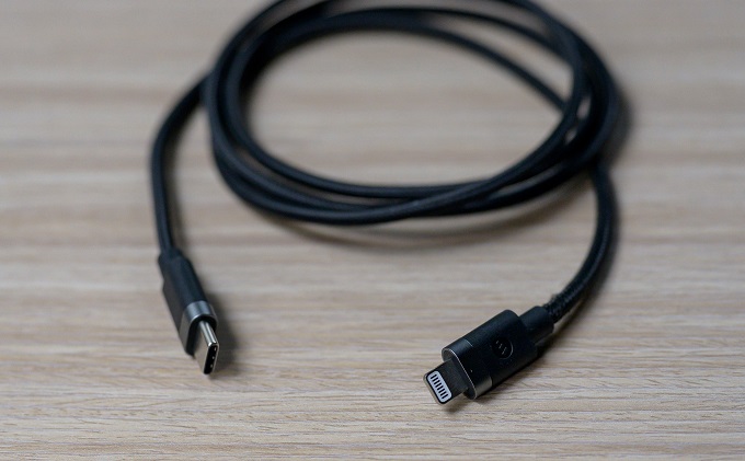 Cáp sạc Mophie USB-C to Lightning MFI 1m sở hữu một thiết kế rất hiện đại với 2 phần đầu kết nối được bọc bằng kim loại và cao su