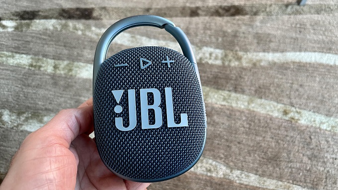 JBL Clip 4 nhỏ gọn, vừa tay