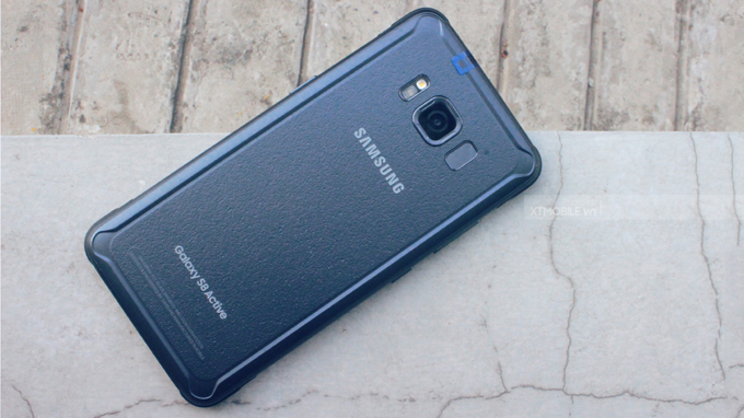 Galaxy S8 Active mặt lưng cứng cáp, bền bỉ chống va đập